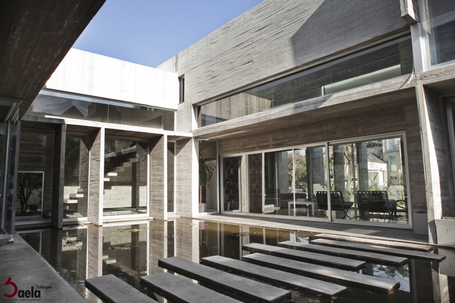 خانه ای با دیوارهای بتنی معلق