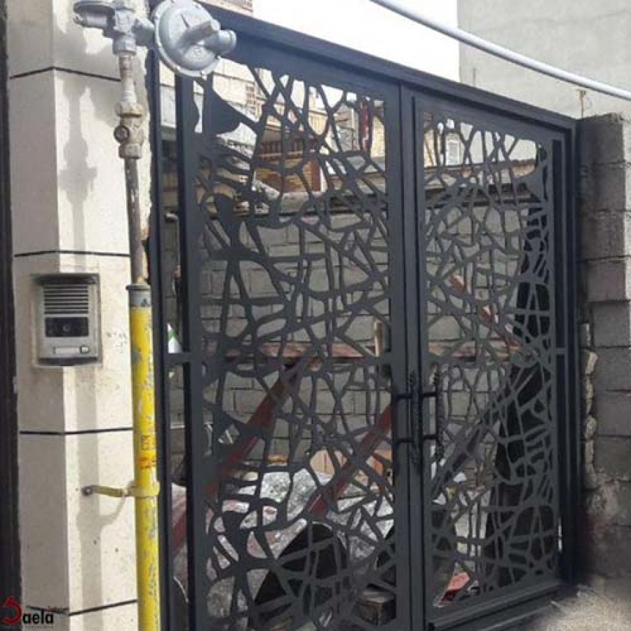 نصب درب صافورژه (فرفورژه جدید) بر ساختمان نوساز