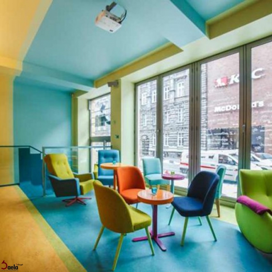 طراحی کافی شاپ رنگارنگ