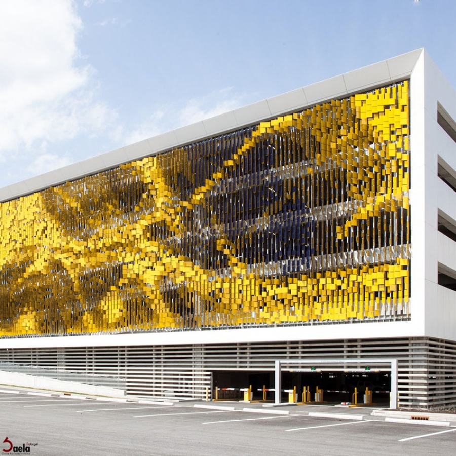 طراحی نمای ساختمان با پانل های رنگی متحرک